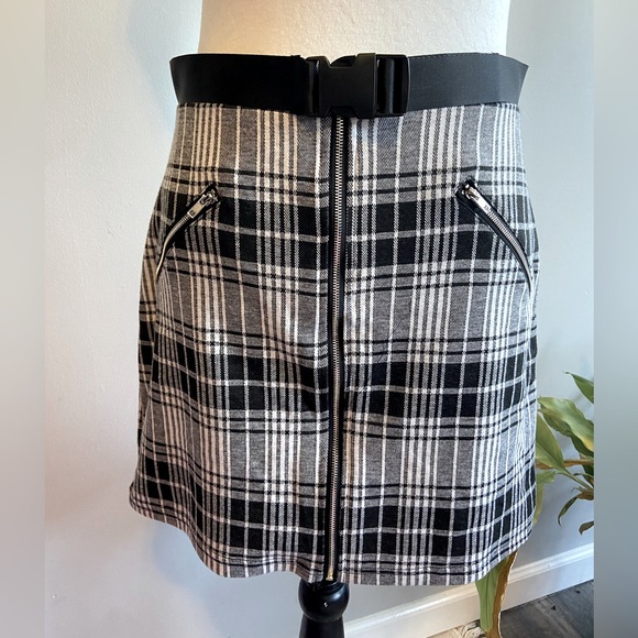 Black and White Plaid Mini Skirt with Attached Belt - Picture 1 of 10